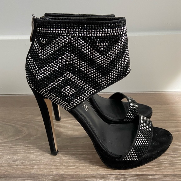 Gorgeous studded heels - Picture 1 of 3